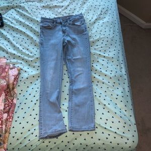 Several Jeans of different color and sizes